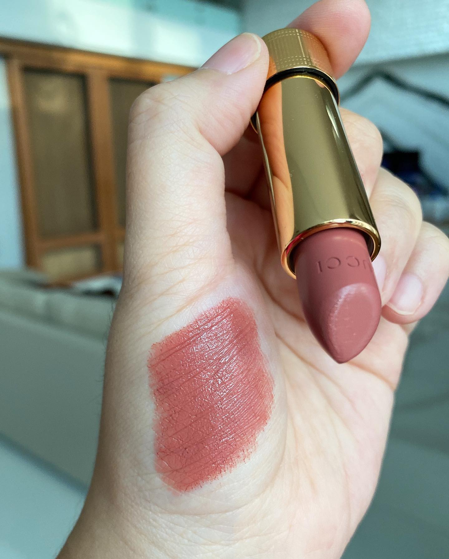 GUCCI Lip Color Rouge A Levres  #200 Blaze Of Noon ลิปสติกเนื้อสัมผัสแบบซาติน ให้สัมผัสเบาสบายปาก แต่พิกเม้นต์แน่นในปาดเดียว เมื่อทาแล้วให้ลุคกึ่งแมตต์กึ่งวาว ริมฝีปากสุขภาพดี