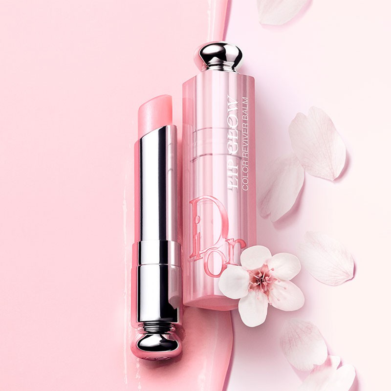 Dior Addict Lip Glow Color Awakening Lip Balm ลิปบาล์มตัวแรกจากธรรมชาติของ Dior ประกอบด้วยส่วนผสมจากธรรมชาติถึง 97%* Dior Lip Glow เป็นลิปบาล์มที่เป็นหัวใจหลักของความชุ่มชื่น ให้กับริมฝีปากของคุณด้วยการให้สีตามธรรมชาติของสีริมฝีปากและให้ความชุ่มชื้นตลอด 24 ชั่วโมง